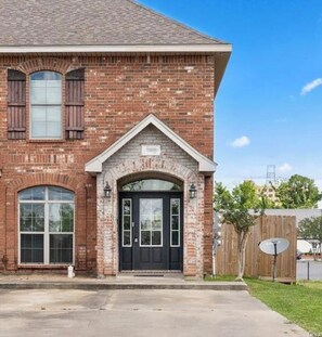 Exterior - Spacious Downtown Townhouse (Lake Charles)