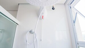 Ducha, toallas y papel higiénico