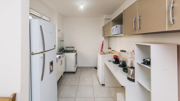 Frigorífico, microondas, horno y placa de cocina