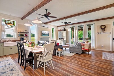 Auntie Anna’s Country Retreat Serving Up Cinnamon Rolls!