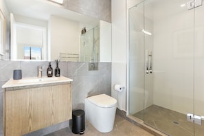 Luxury Apartment | Bathroom | Shower, hair dryer, towels, soap