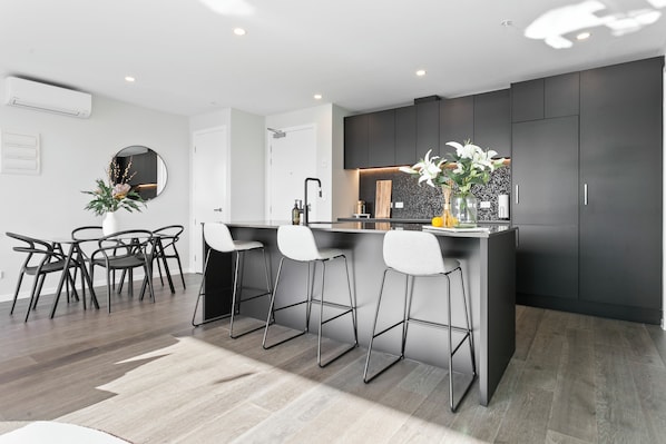 Luxury Apartment | Living area | Smart TV, Netflix, heated floors, streaming services - Superb City Fringe Penthouse (Auckland)