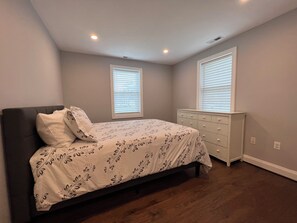 2 habitaciones, escritorio, tabla de planchar con plancha y wifi gratis 