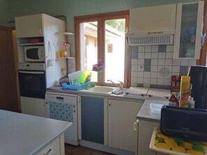Fridge, microwave, oven, stovetop - Cozy and tranquil double room with large desk (Fruges)