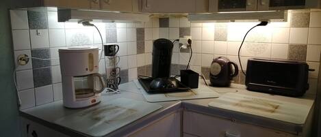 Kühlschrank, Mikrowelle, Ofen, Herdplatte