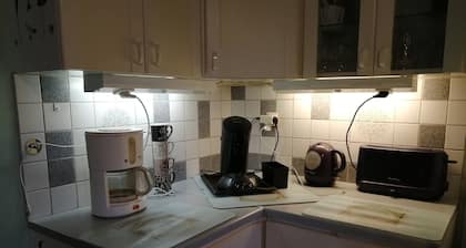 Acogedora y tranquila habitación doble con amplio escritorio