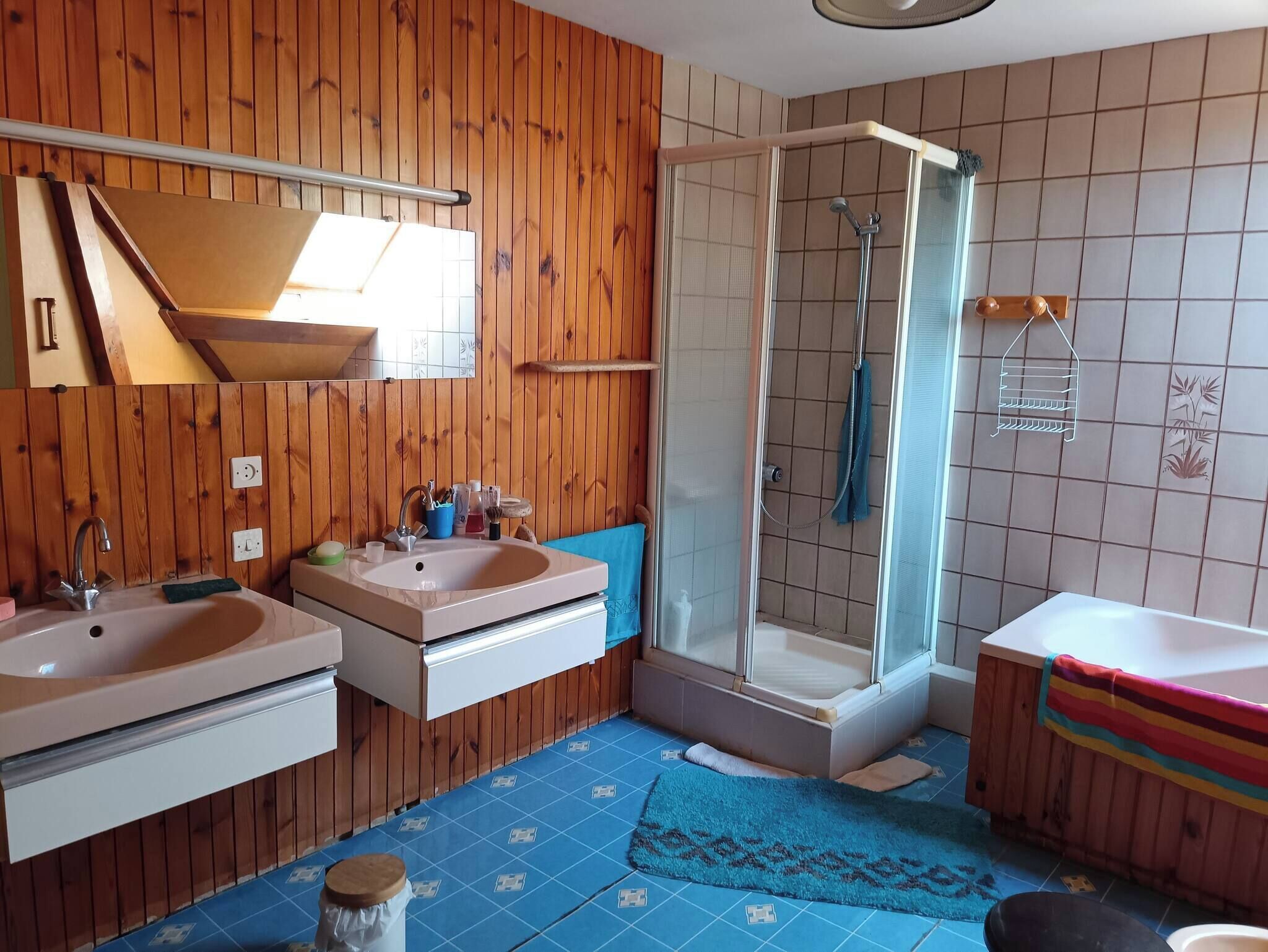 Ensemble douche/baignoire, sèche-cheveux, serviettes fournies