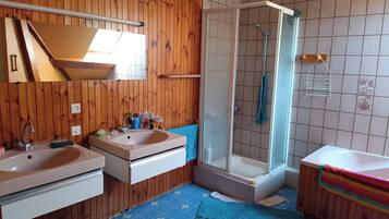 Ensemble douche/baignoire, sèche-cheveux, serviettes fournies