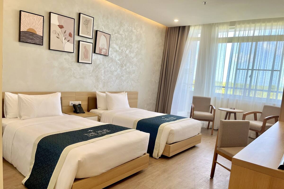 Habitación básica con 2 camas individuales | Escritorio, wifi gratis, ropa de cama