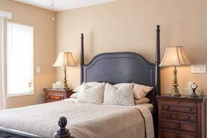 3 bedrooms, iron/ironing board, WiFi, bed sheets - Your Home in Monterey, CA (Monterey)