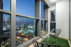 Appartement Majestueux, 2 chambres, balcon, vue ville | 2 chambres, literie de qualité supérieure, surmatelas, minibar