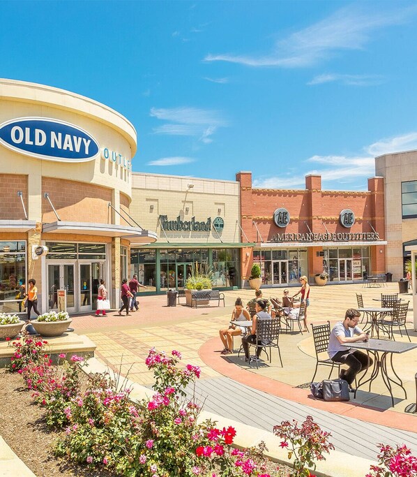 Outdoor dining - Luxury Penthouse • 3 Blocks to Boardwalk & Casinos • Near AtlantiCare (Atlantic City)