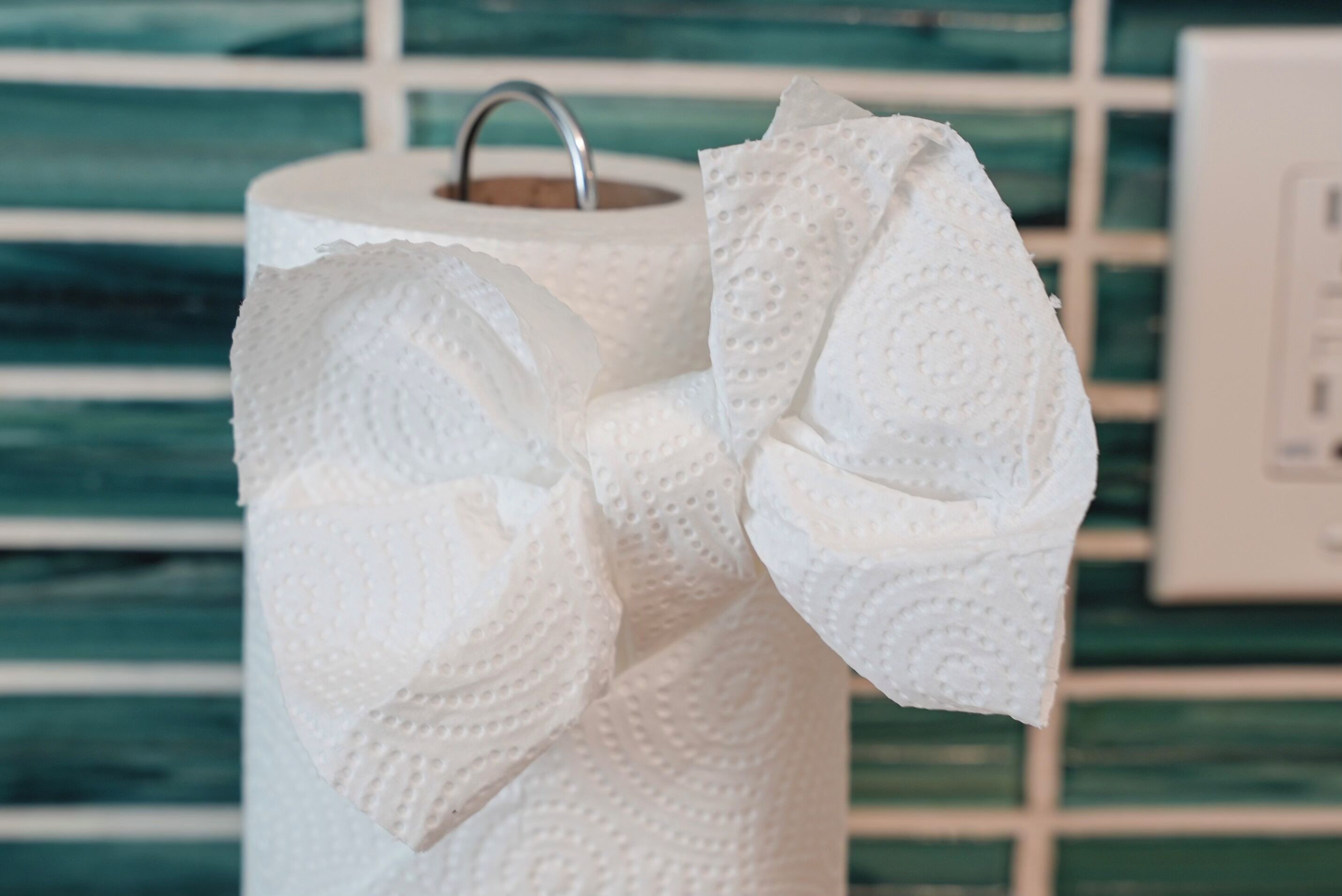 Un rollo de papel higiénico con un gran lazo.