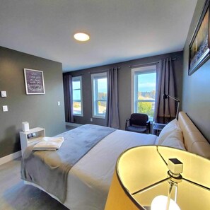 3 bedrooms, desk, soundproofing, iron/ironing board - Mountain View Garden House Near Hwy1/ Fishing/ Heritage Park / Coliseum (Chilliwack)