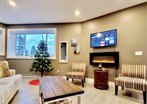 Smart TV, fireplace, books - Mountain View Garden House Near Hwy1/ Fishing/ Heritage Park / Coliseum (Chilliwack)