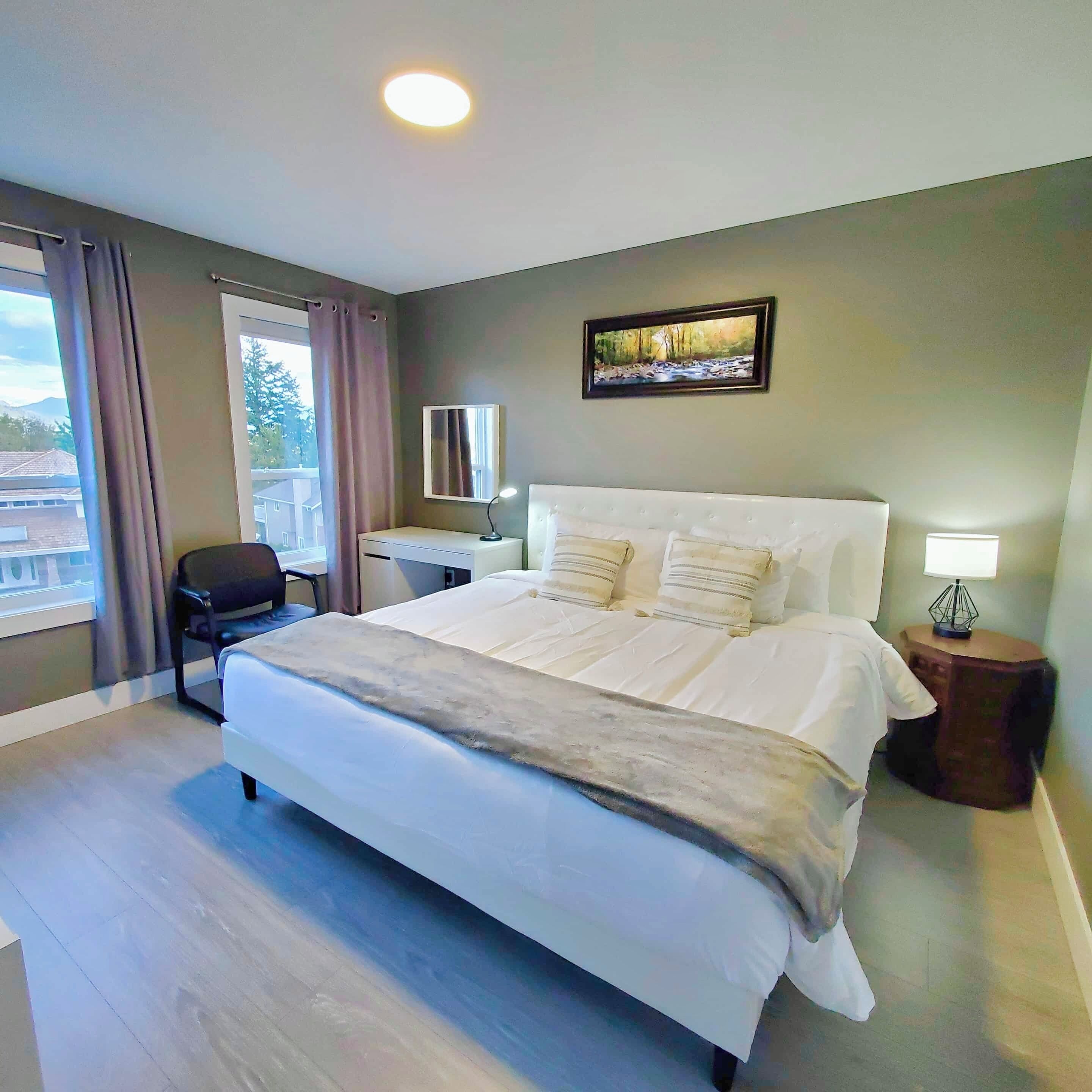 3 chambres, bureau, chambres insonorisées, fer et planche à repasser