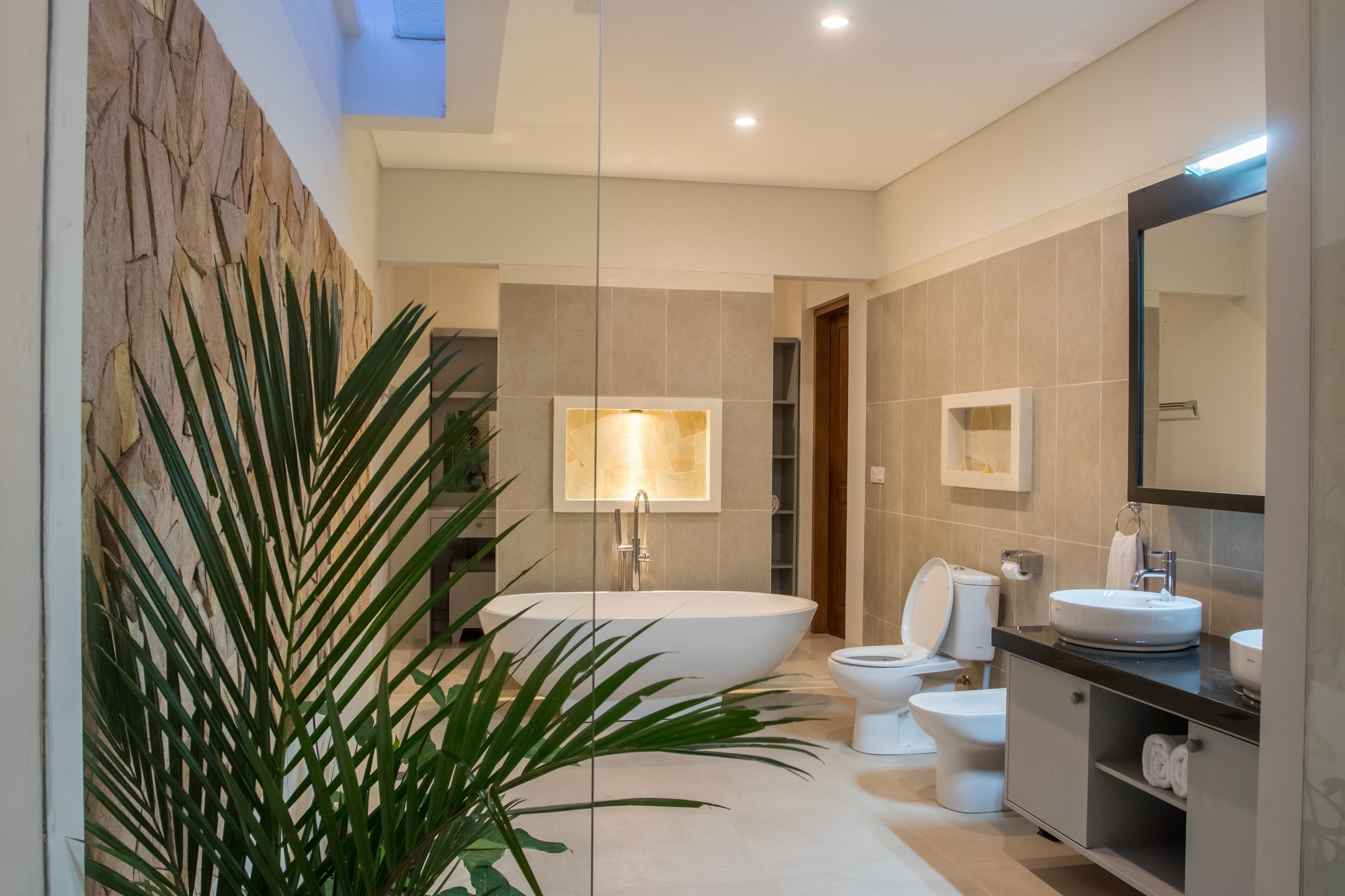 Deluxe Villa, 1 King Bed, Terrace, Garden Area (Victoria) | Bathroom | Rainfall showerhead, free toiletries, hair dryer, bathrobes