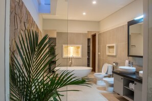 Villa – deluxe, 1 kingsize-seng, terrasse, hageområde (Victoria) | Bad | Regndusjhode, toalettartikler (inkludert), hårføner og badekåper