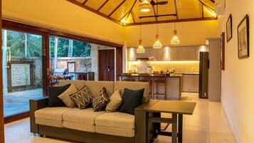 Deluxe Villa, 1 King Bed, Terrace, Garden Area (Victoria) | Living area