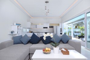 Villa Standard, 3 chambres, piscine privée, en bord de piscine (Laura) | Salle de séjour