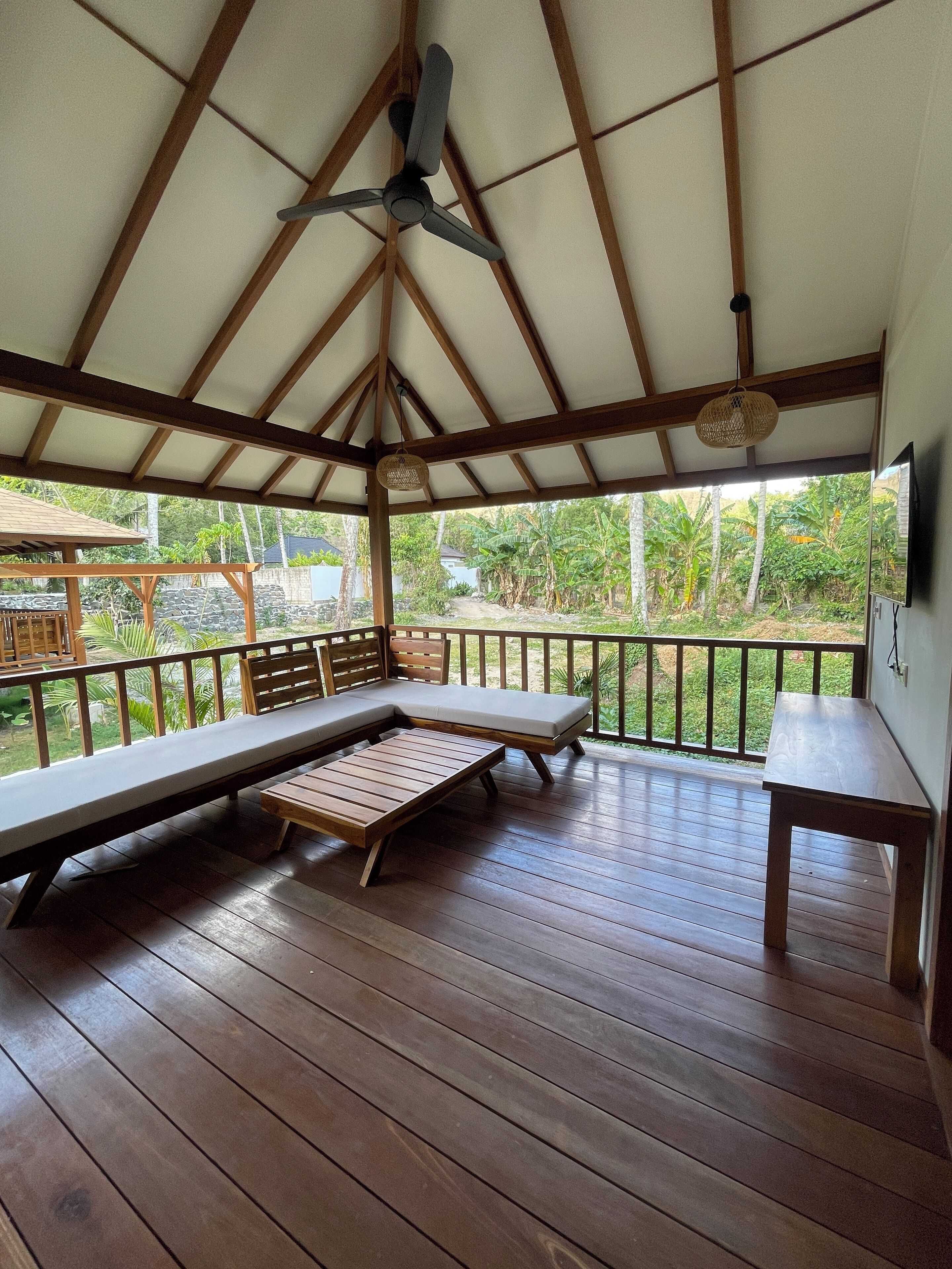 Superior Bungalow, Berbilang Katil, Garden View, Garden Area | Ruang tamu | 50 inci televisyen LED dengan digital 