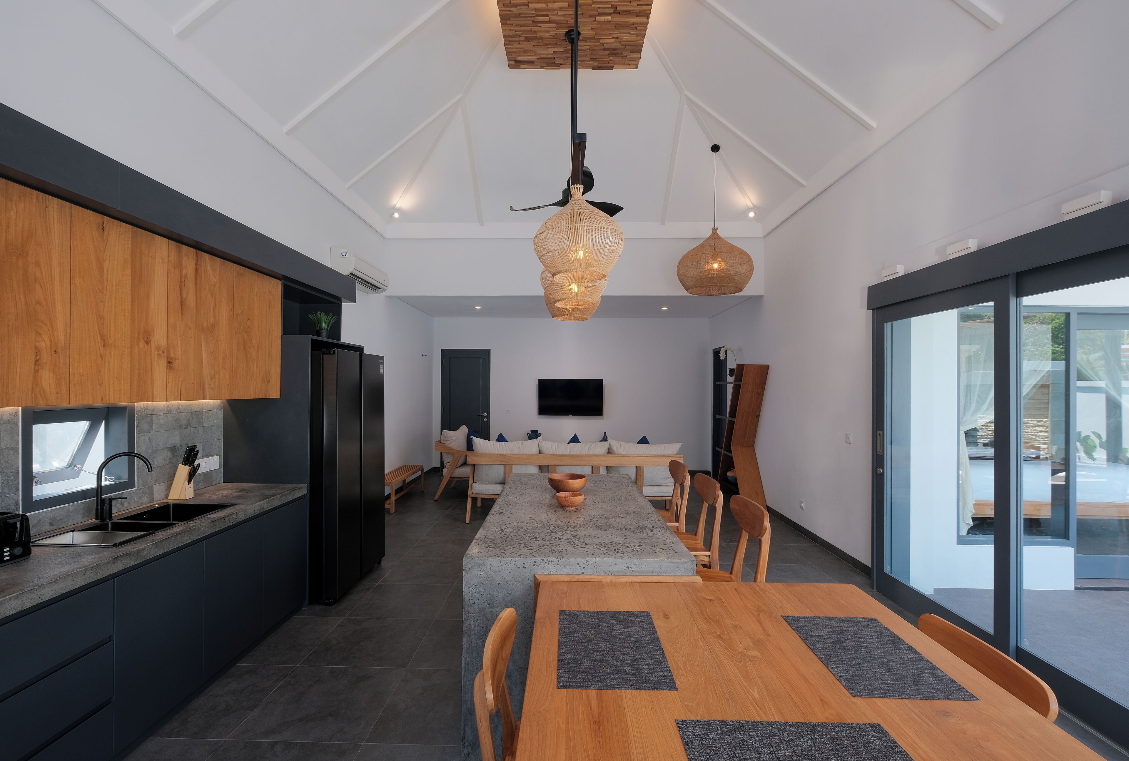 Villa Exécutive, 2 chambres, vue piscine, en bord de piscine | Cuisine privée | Bouilloire électrique, congélateur, serviettes en papier