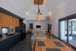 Villa ejecutiva, 2 habitaciones, vistas a la piscina, junto a la piscina | Cocina privada | Hervidor eléctrico, congelador y papel de cocina