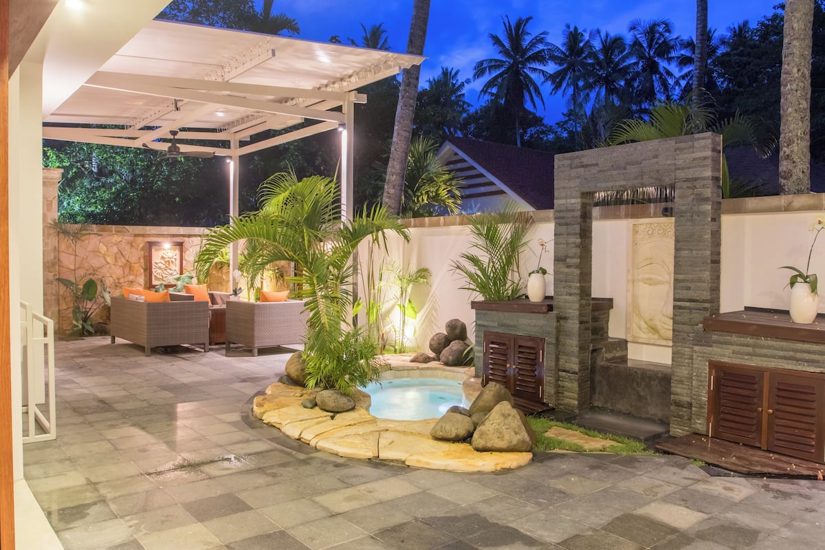 Deluxe Villa, 1 King Bed, Terrace, Garden Area (Victoria) | Garden view