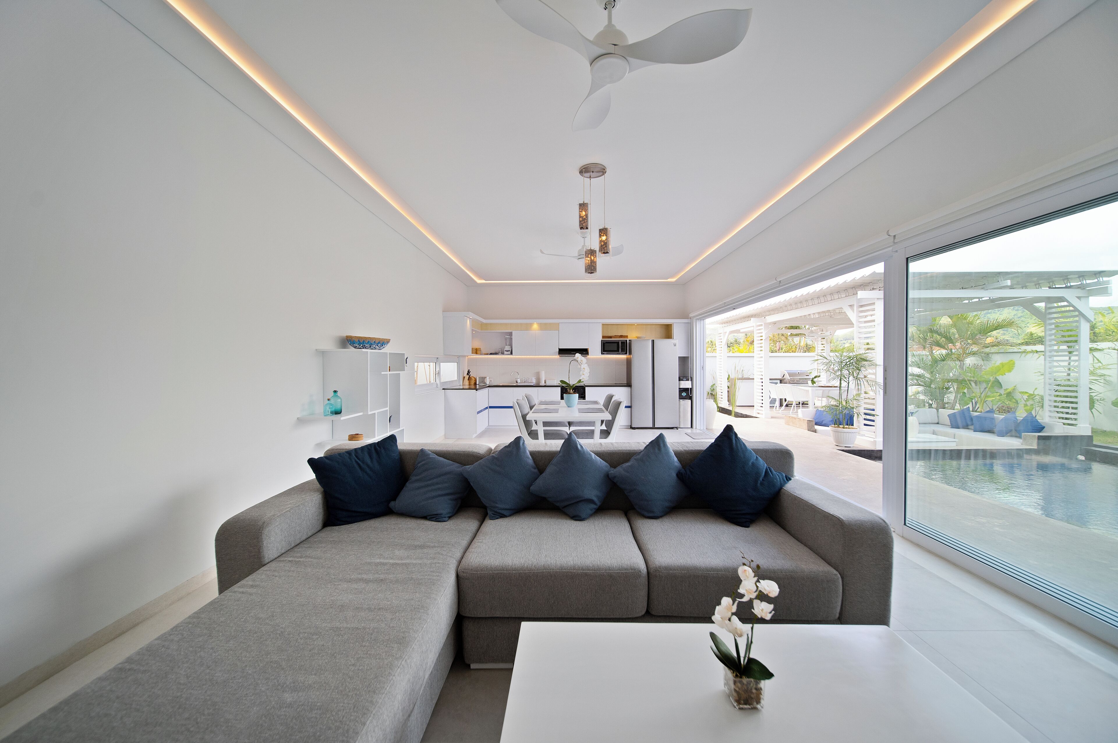 Villa Deluxe, 2 chambres, piscine privée, en bord de piscine (Mia) | Coin séjour | Télévision LED de 50 pouces avec chaînes numériques