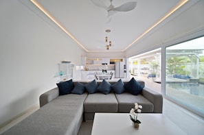 Villa Deluxe, 2 habitaciones, piscina privada, junto a la piscina (Mia) | Zona de estar | Televisión LED de 50 pulgadas con canales digitales