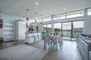 Premium-Haus | Essbereich im Zimmer