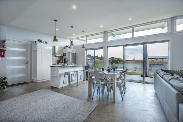 In-room dining - Amaroo 1 (Coles Bay)