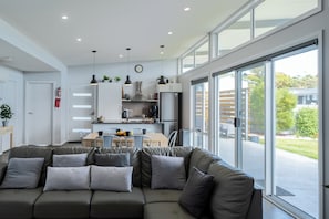 Living area - Amaroo 1 (Coles Bay)