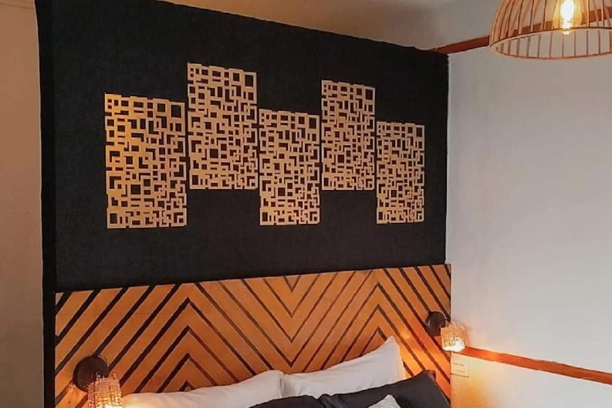 Tabla de planchar con plancha, wifi gratis y ropa de cama