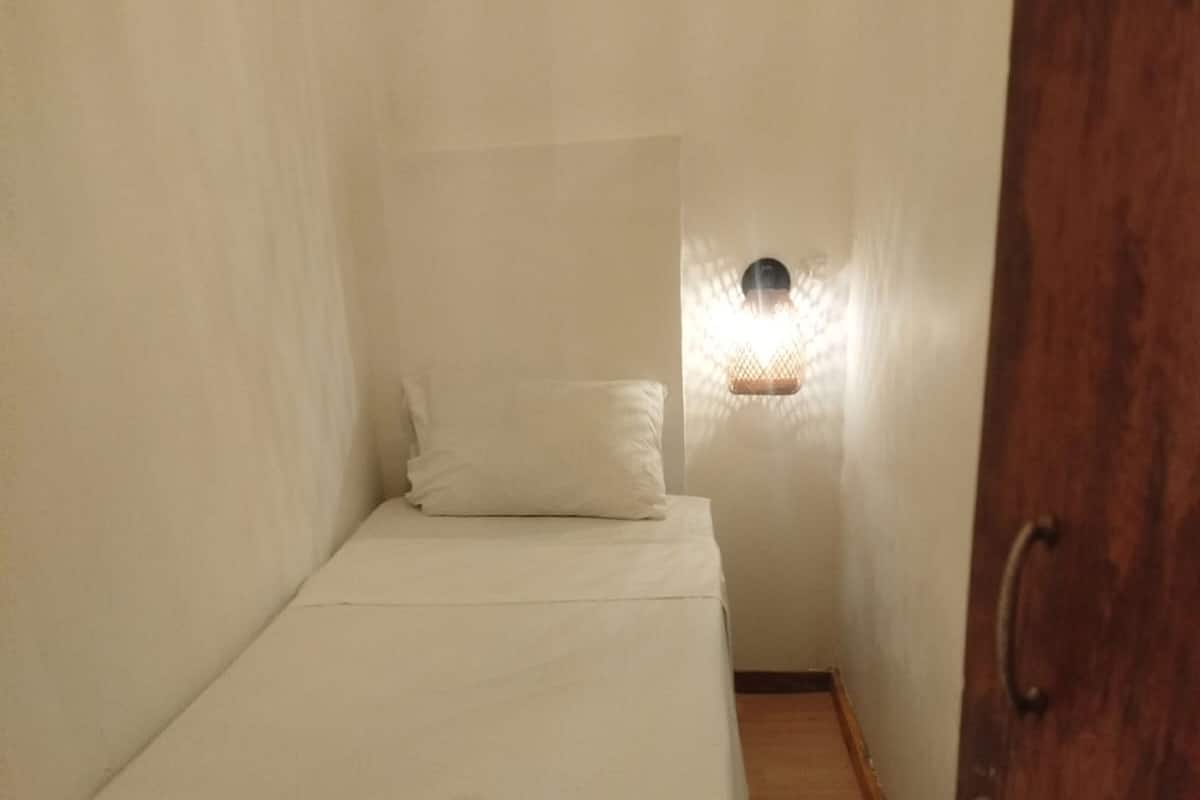 Tabla de planchar con plancha, wifi gratis y ropa de cama