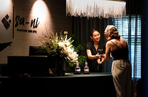 雙人療程室、桑拿、熱水浴缸、深層組織按摩、泰式按摩、按摩服務