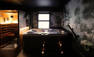 Bañera de hidromasaje cubierta