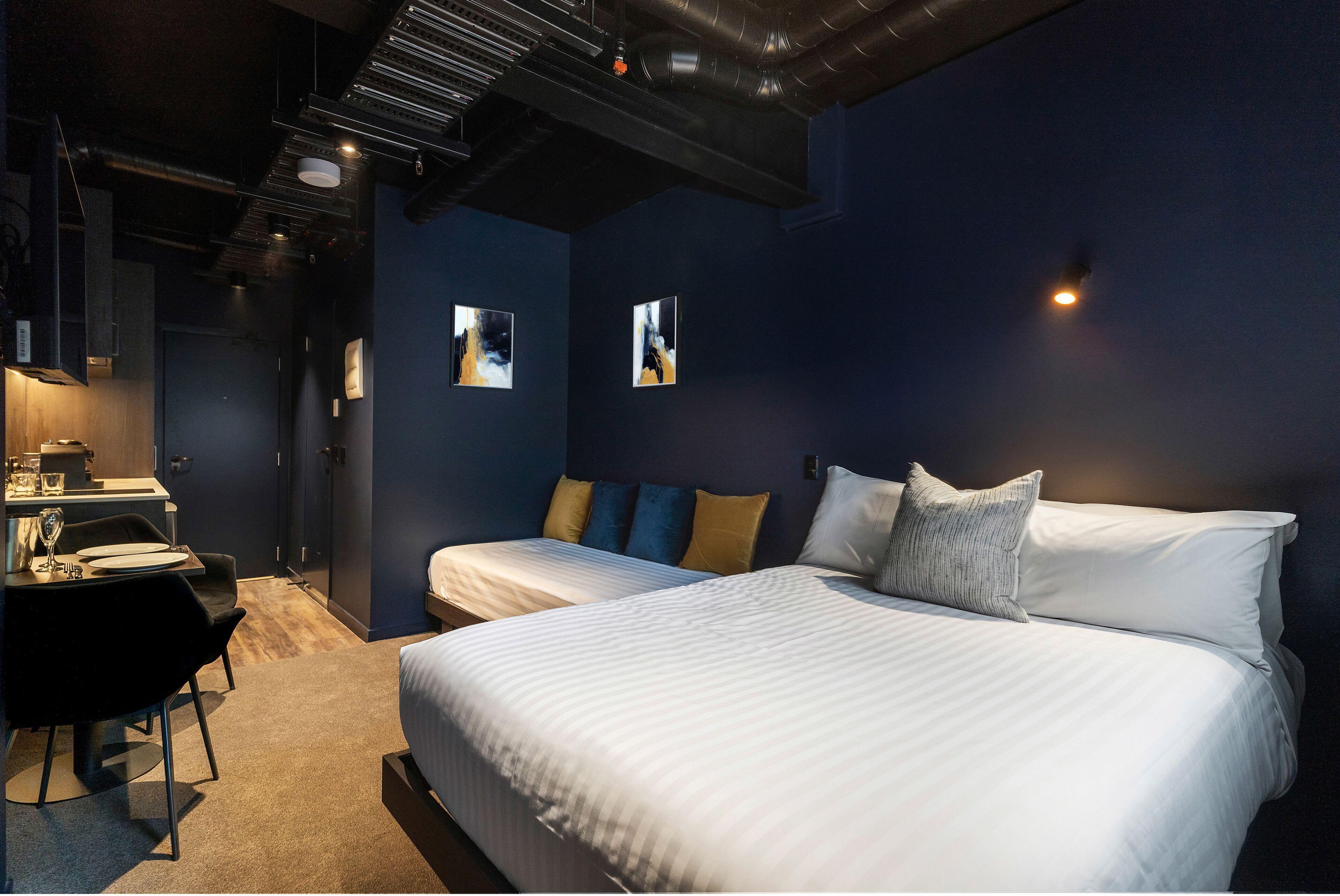 Little Lux Studio Plus | Mörkläggningsgardiner, strykjärn/strykbräda och gratis barnsängar