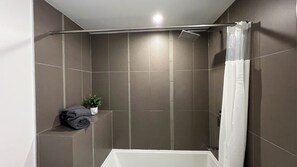 Séchoir à cheveux, serviettes fournies, papier de toilette