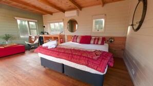 Un dormitorio acogedor con una cama grande, un escritorio y una silla.
