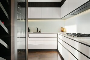 Luxury Apartment | Private kitchen - Golden Viaduct Retreat (Auckland)