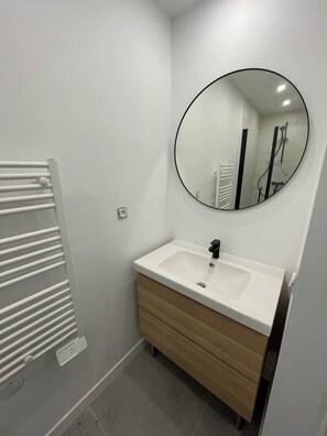 Shower, hair dryer, toilet paper - Appart 2 1er étage 5/7 personnes  (Bagnères-de-Luchon)