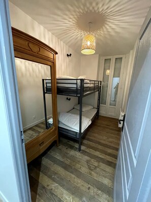 2 bedrooms, WiFi - Appart 2 1er étage 5/7 personnes  (Bagnères-de-Luchon)