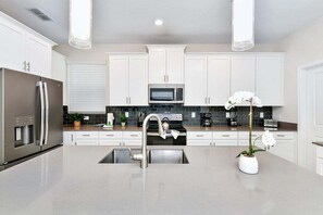 ثلاجة، ميكروويف، فرن، موقد طهي مسطح