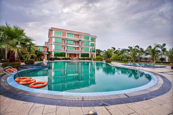 2 indoor pools, 2 outdoor pools