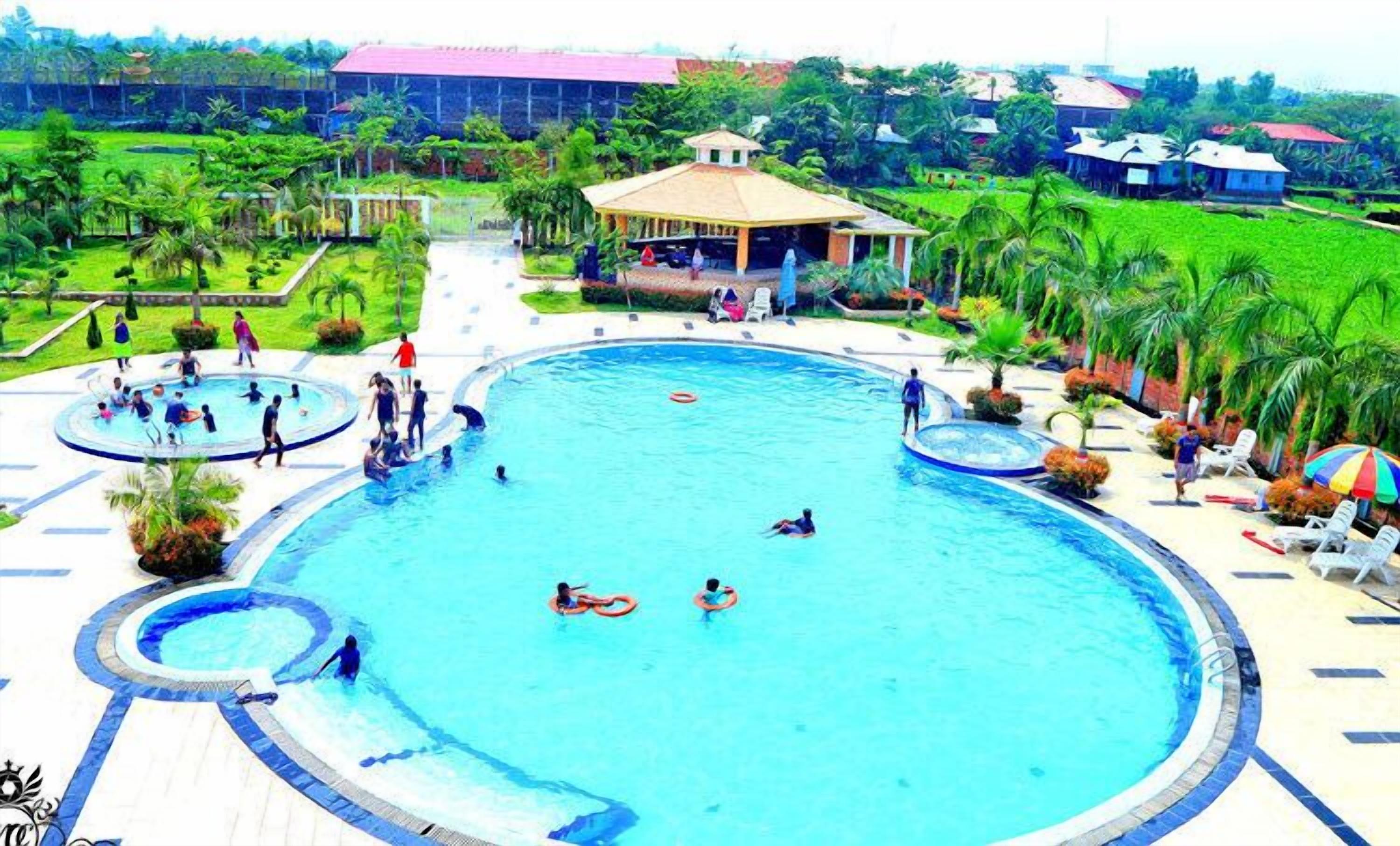 2 indoor pools, 2 outdoor pools