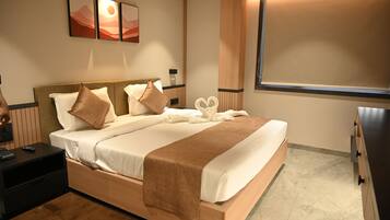 Una habitación de hotel moderna con una cama de madera, una mesita de noche, un control remoto y un ventanal con vistas.