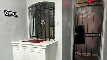 Kios check-in/check-out