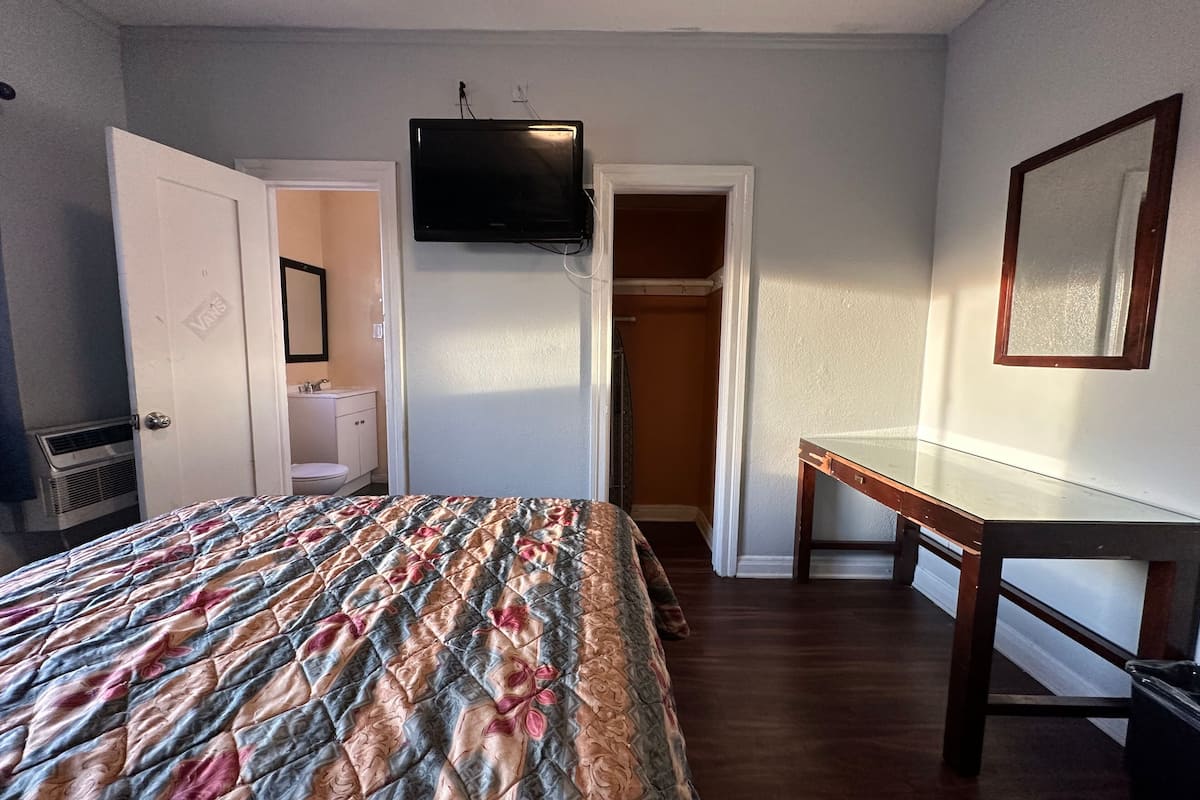 1 bedroom, free wifi, bed sheets