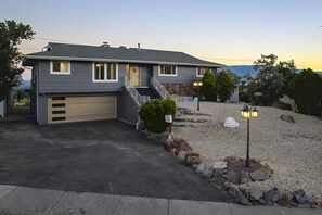 Exterior - Hill House Hot Tub Views & BBQs Close To Downtown (Reno)